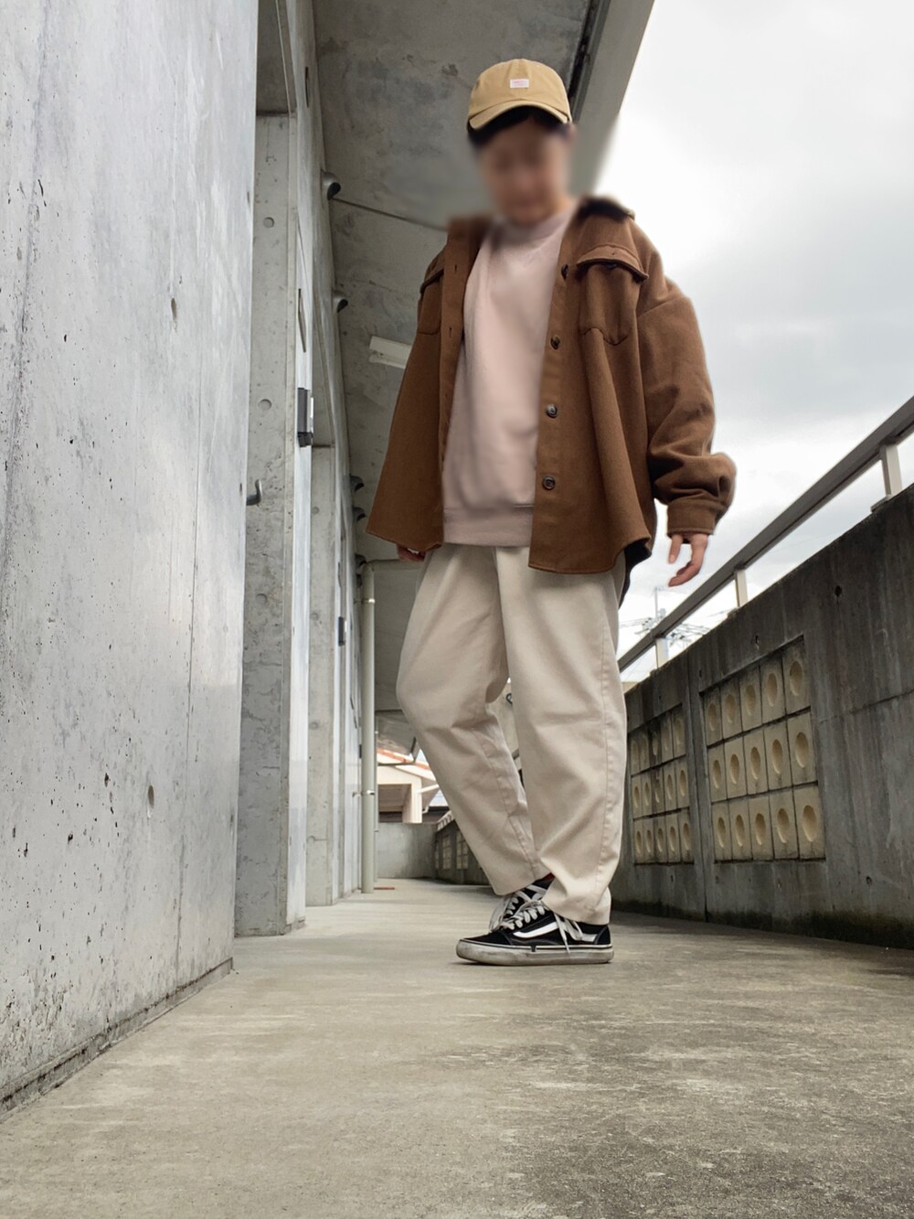 ブラウン系のスウェット、ブラウン系のジャケット/アウター、ホワイト系のパンツを着用したレディースの秋コーディネートの2枚目の写真