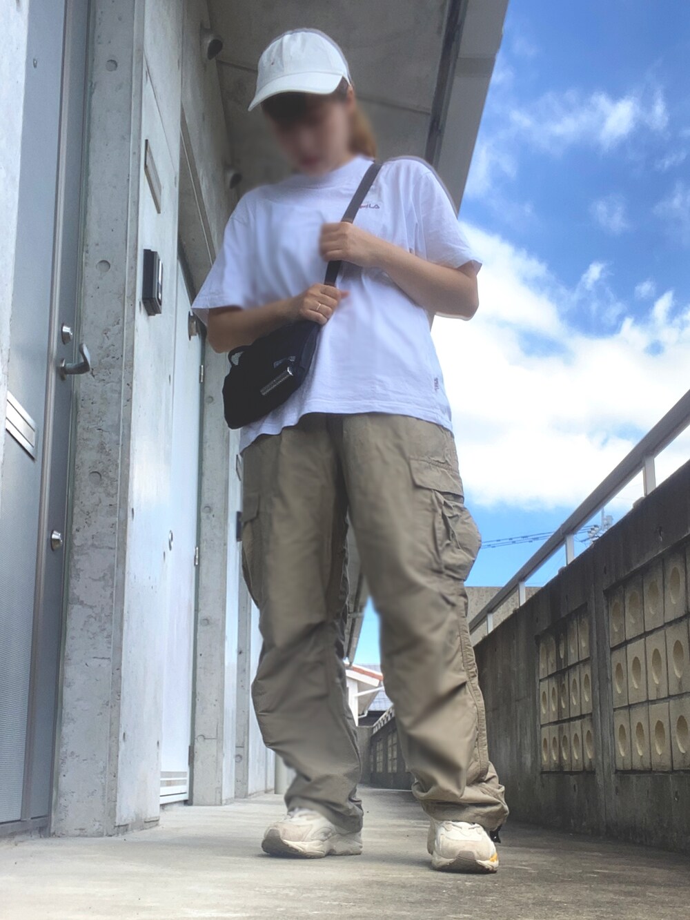 ホワイト系のTシャツ/カットソー、ベージュ系のカーゴパンツ、ベージュ系のスニーカーを着用したレディースの夏コーディネートの2枚目の写真