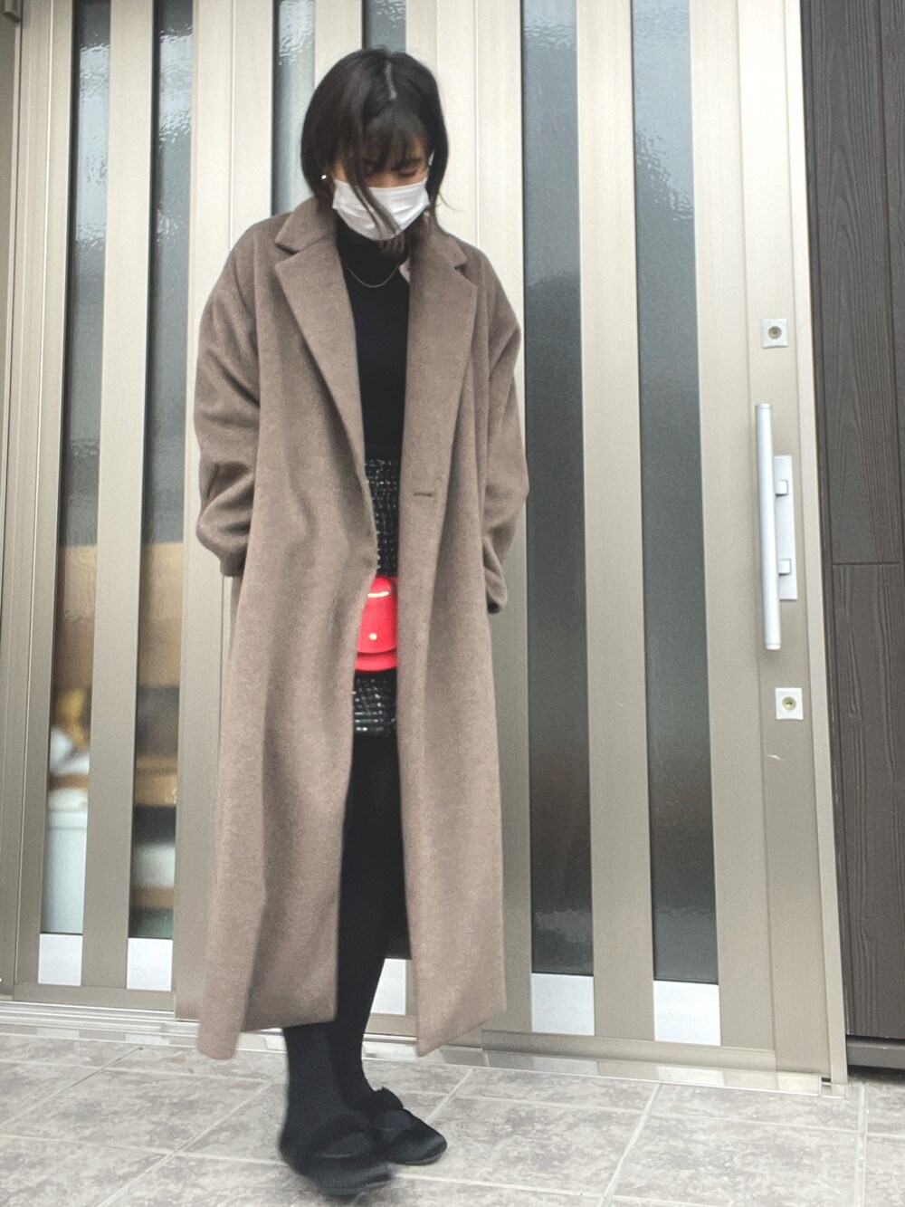 ブラック系のシューズ、ブラック系のその他パンツ、ベージュ系のカーディガン/ボレロを着用したレディースの冬コーディネートの2枚目の写真