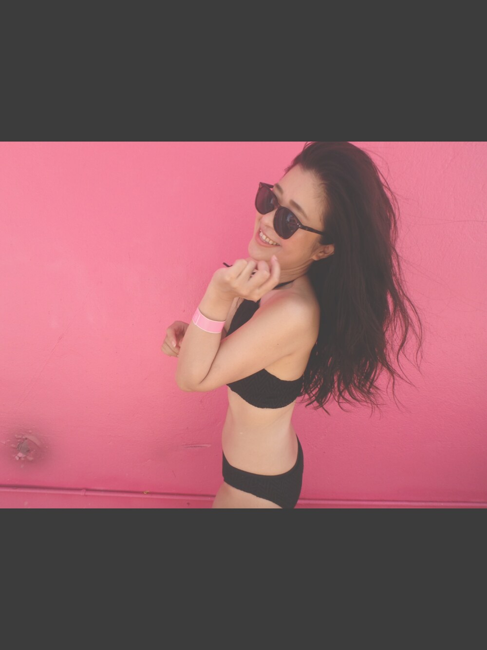 ブラック系の水着を着用したレディースの春コーディネートの2枚目の写真