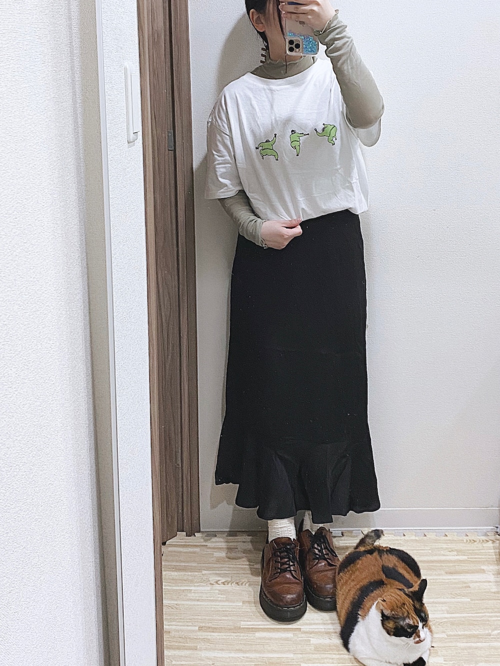 ホワイト系のTシャツ/カットソー、グリーン系のTシャツ/カットソー、ブラック系のスカートを着用したレディースの夏コーディネートの2枚目の写真