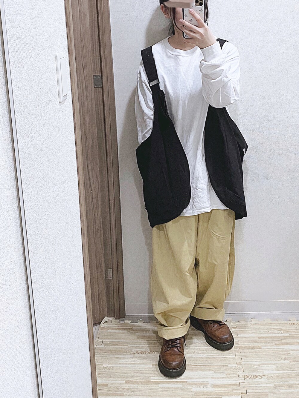 ホワイト系のTシャツ/カットソー、ブラック系のショルダーバッグ、ベージュ系のパンツを着用したレディースの春コーディネートの4枚目の写真