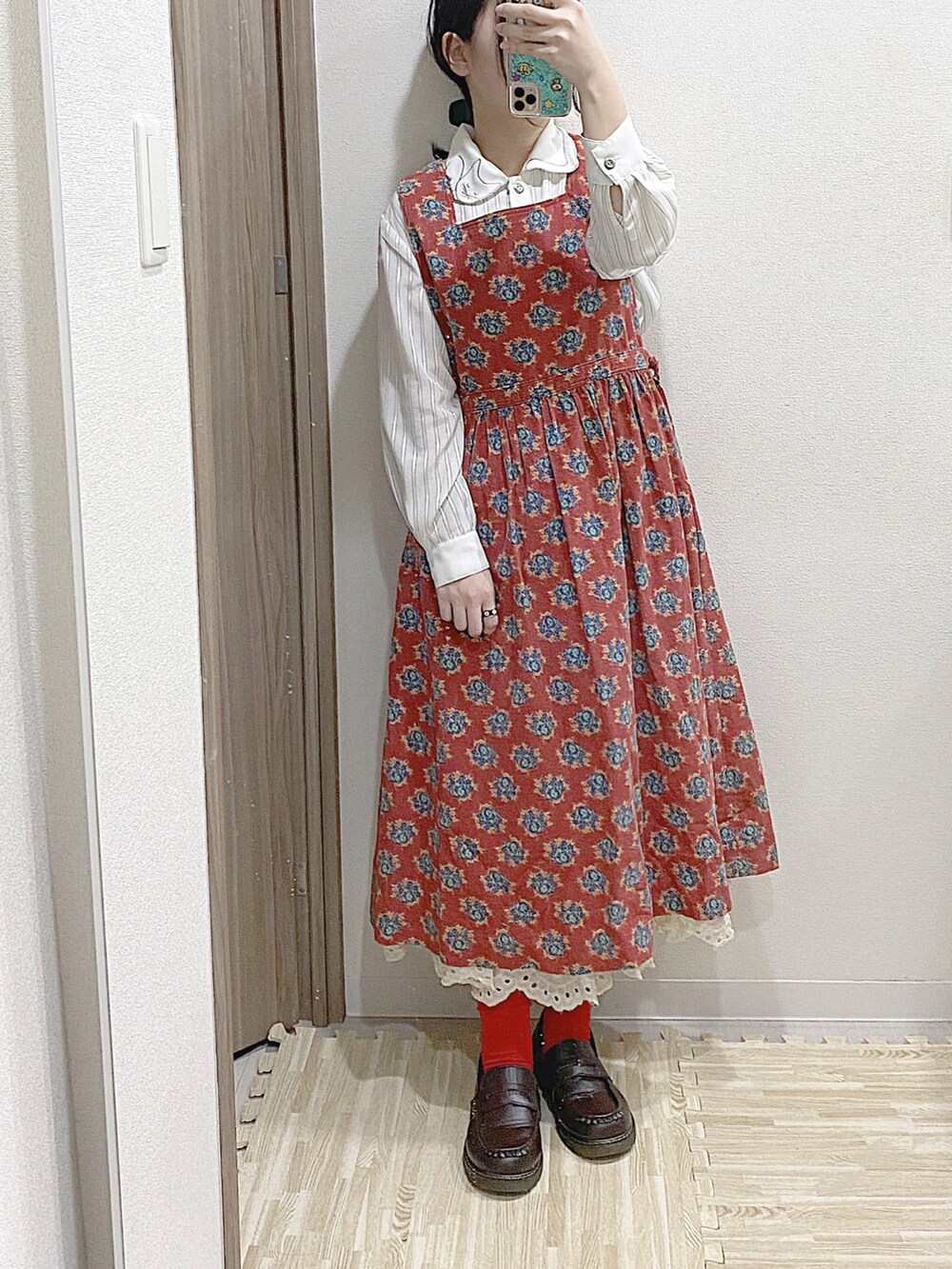 「古着、古着コーデ、ブラウス、ジャンパースカート、ジャンスカ、エプロンワンピース、ペチコート、コインローファー、ローファー、低身長、低身長コーデ、まめきちまめこ」｜「CALIFORNIA OUTFITTERSのコインローファー（ローファー、ブラウン系）」を使った、は　なさん（レディース・148cm）の秋コーディネートの2枚目の写真