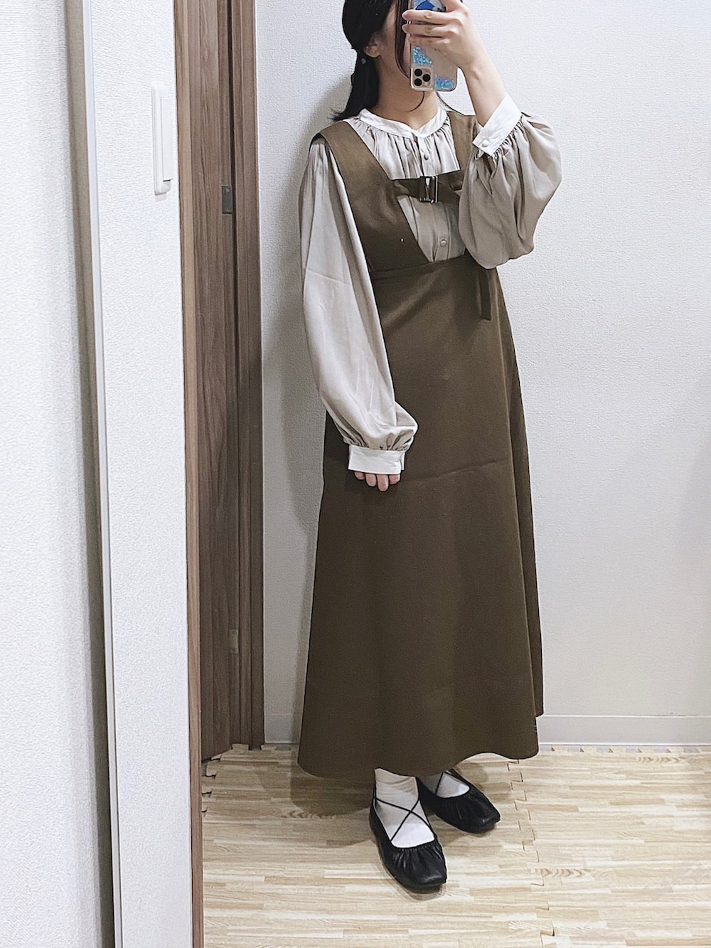 ベージュ系のシャツ/ブラウス、ブラウン系のスカート、ブラック系のバレエシューズを着用したレディースの夏コーディネートの2枚目の写真