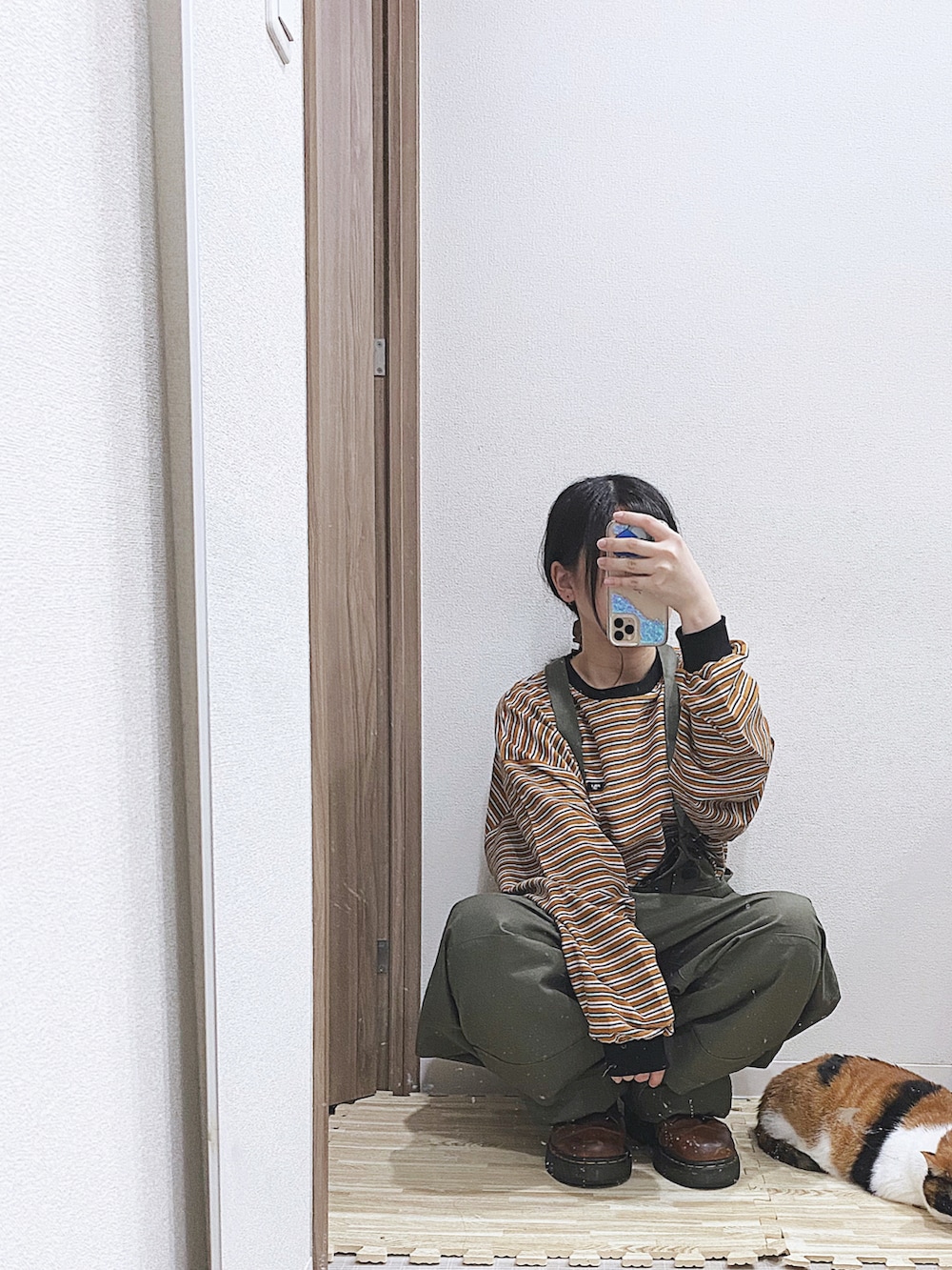 ブラウン系のTシャツ/カットソー、グリーン系のサロペット/オーバーオール、ブラウン系のシューズを着用したレディースの夏コーディネートの4枚目の写真