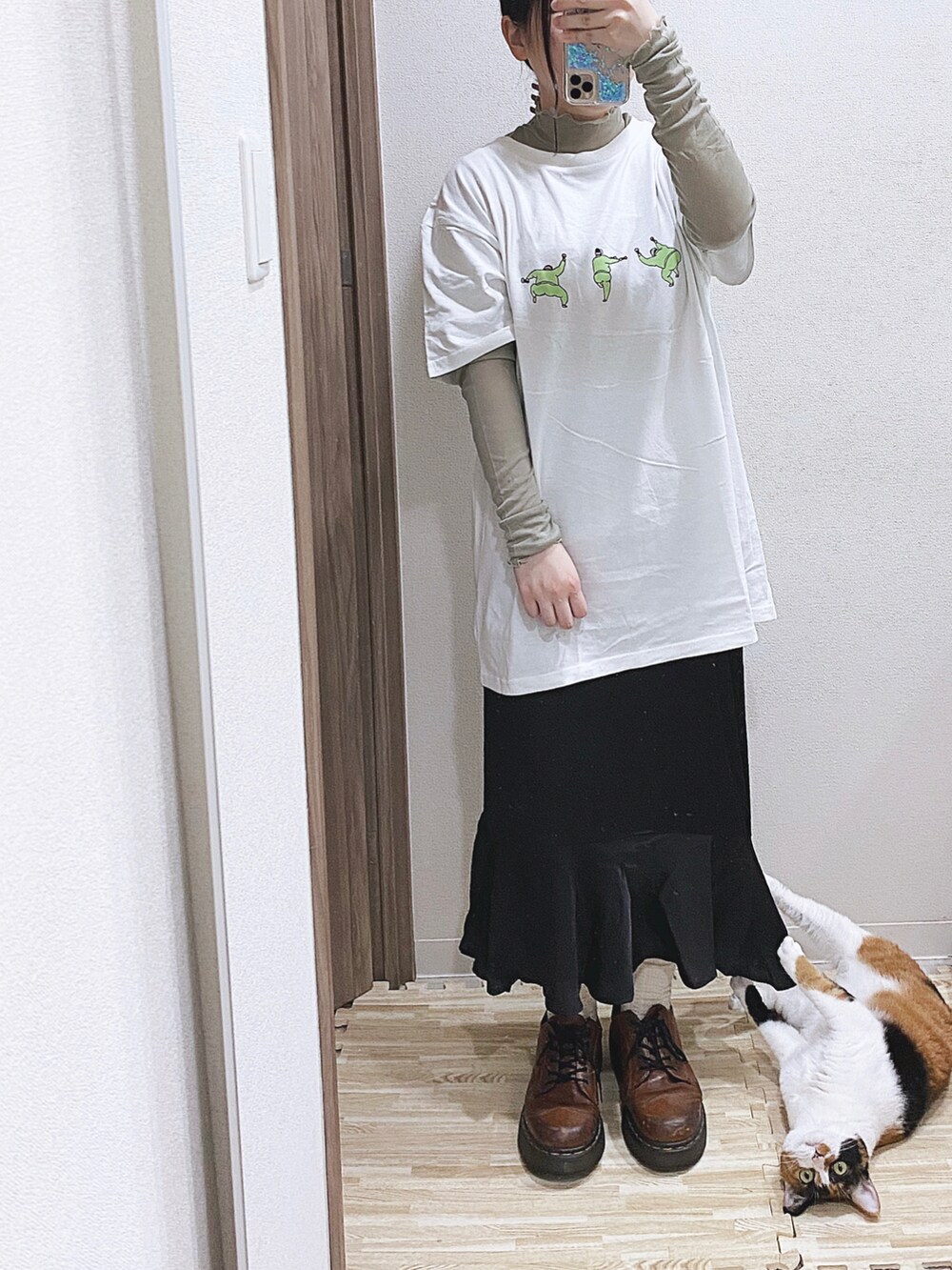 ホワイト系のTシャツ/カットソー、グリーン系のTシャツ/カットソー、ブラック系のスカートを着用したレディースの夏コーディネートの3枚目の写真