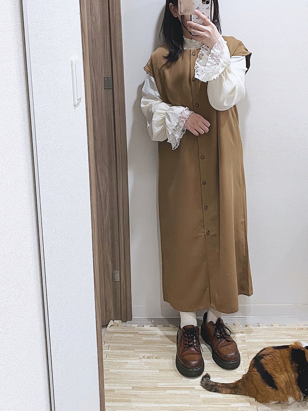 ホワイト系のシャツ/ブラウス、ベージュ系のワンピース、ブラウン系のショルダーバッグを着用したレディースの夏コーディネートの3枚目の写真