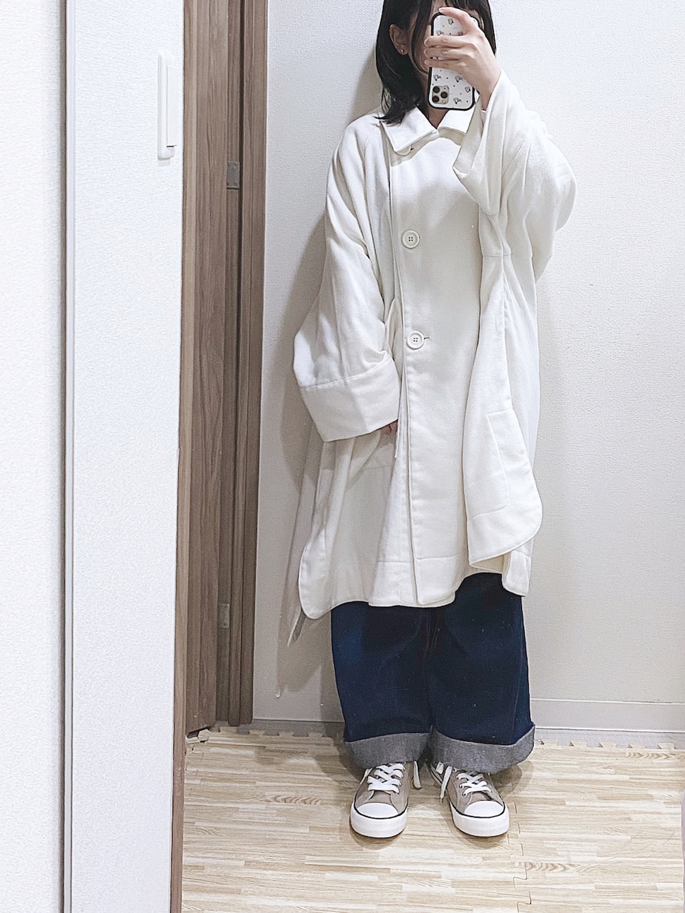 ベージュ系のスニーカー、ホワイト系のその他アウター、ホワイト系のTシャツ/カットソーを着用したレディースの冬コーディネートの2枚目の写真