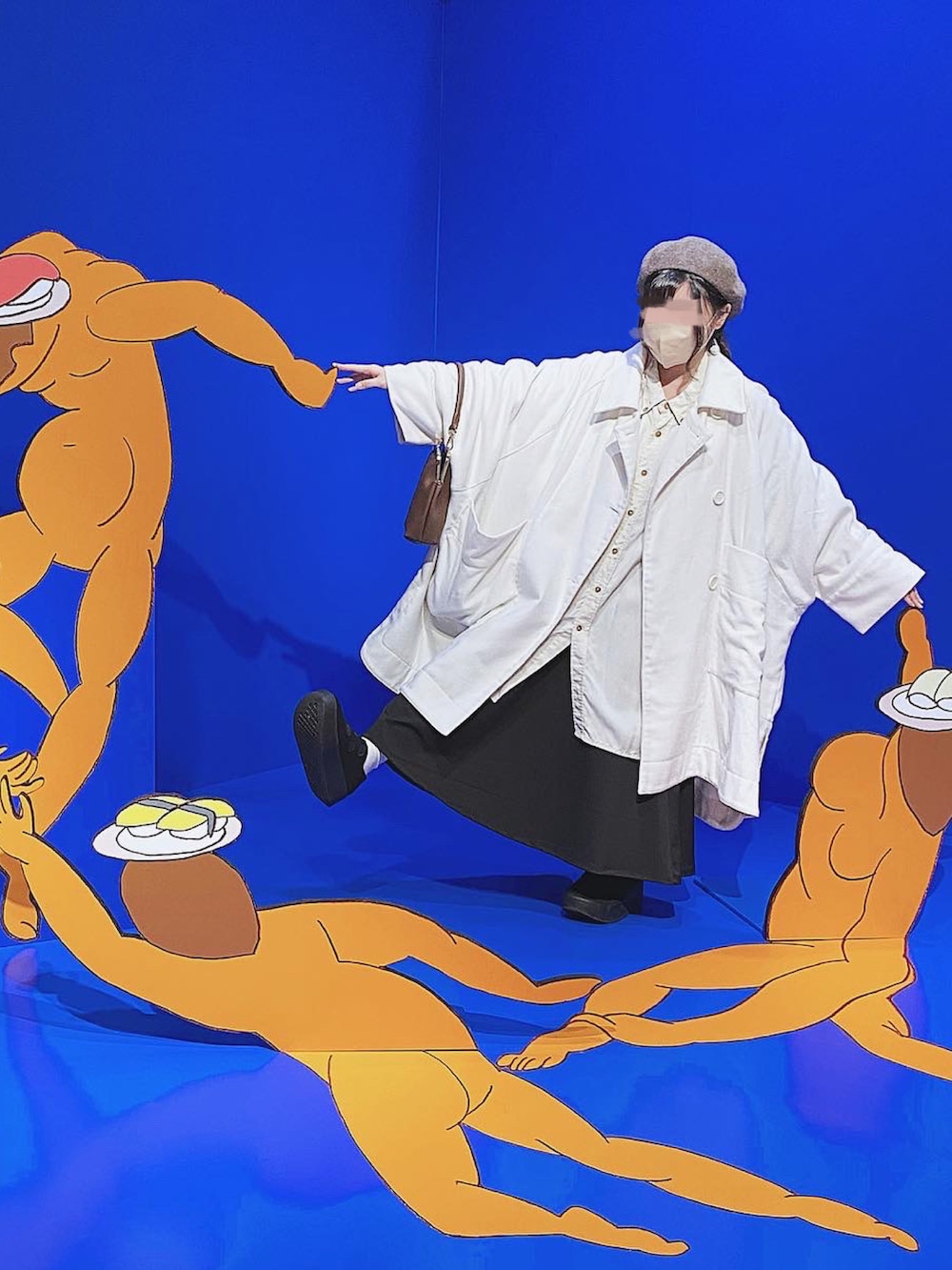 ホワイト系のシャツ/ブラウス、ブラック系のTシャツ/カットソー、ブラック系のスカートを着用したレディースの春コーディネートの3枚目の写真