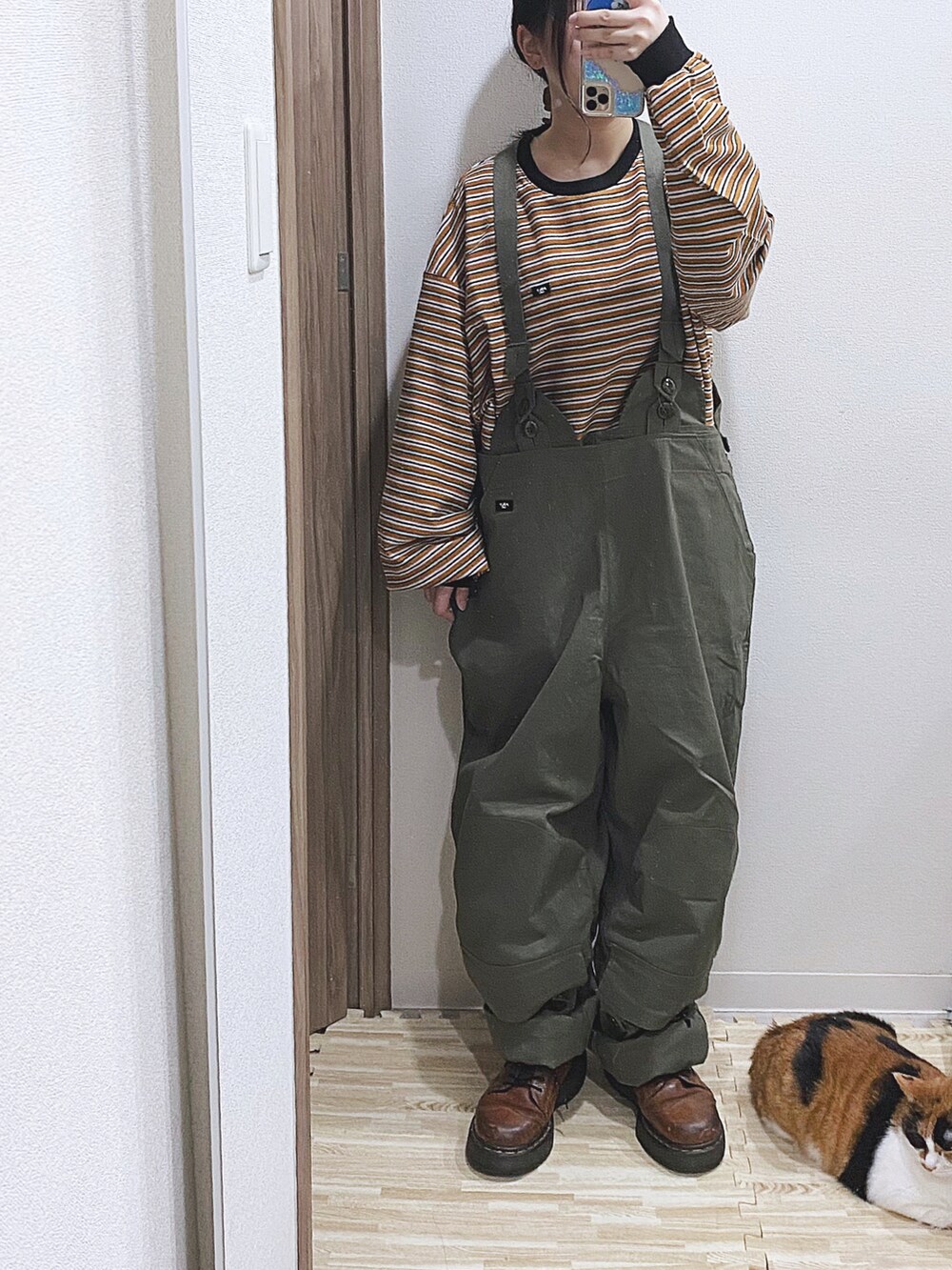 ブラウン系のTシャツ/カットソー、グリーン系のサロペット/オーバーオール、ブラウン系のシューズを着用したレディースの夏コーディネートの3枚目の写真