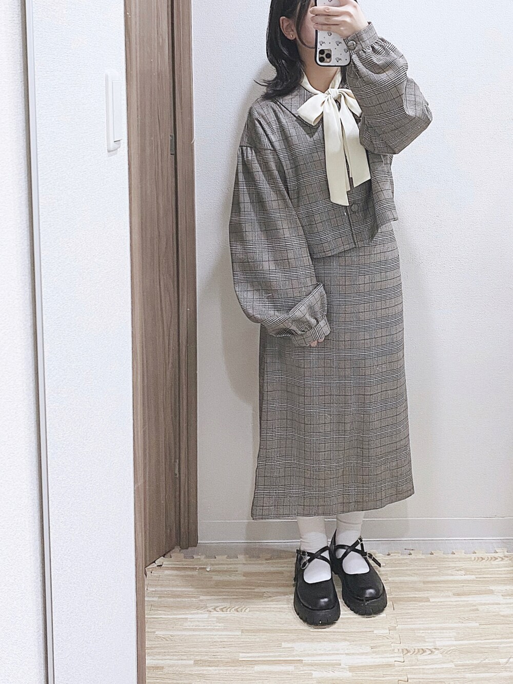 ブラック系のドレスシューズ、ブラウン系のスカート、ブラウン系のテーラードジャケットを着用したレディースの冬コーディネートの2枚目の写真