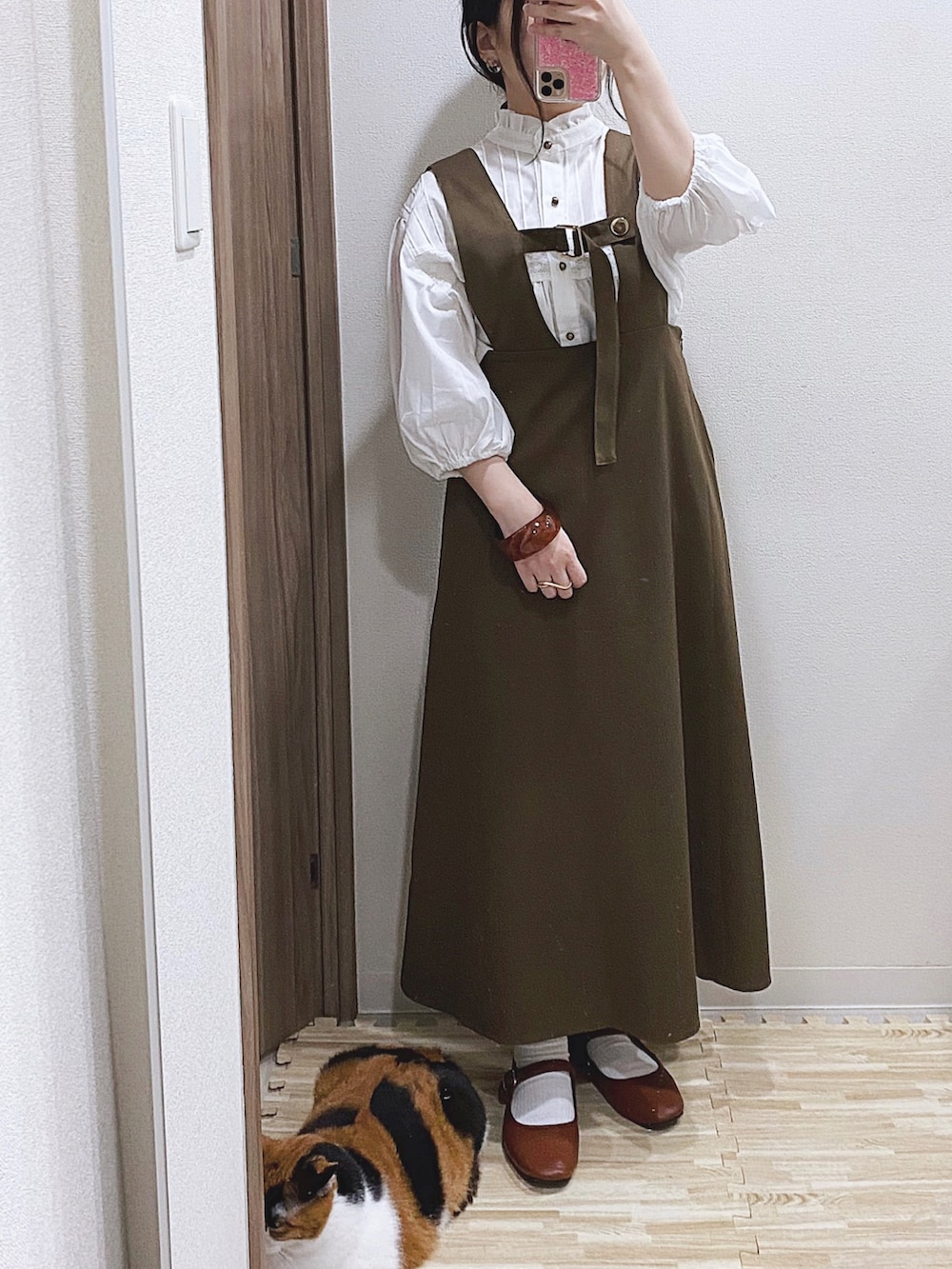 ホワイト系のシャツ/ブラウス、ブラウン系のスカート、ブラウン系のパンプスを着用したレディースの夏コーディネートの2枚目の写真