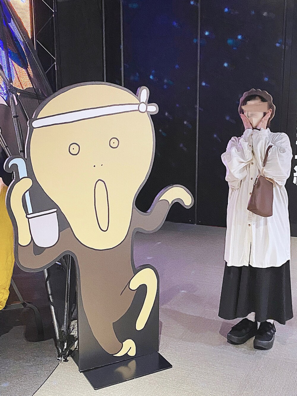 ホワイト系のシャツ/ブラウス、ブラック系のTシャツ/カットソー、ブラック系のスカートを着用したレディースの春コーディネートの2枚目の写真