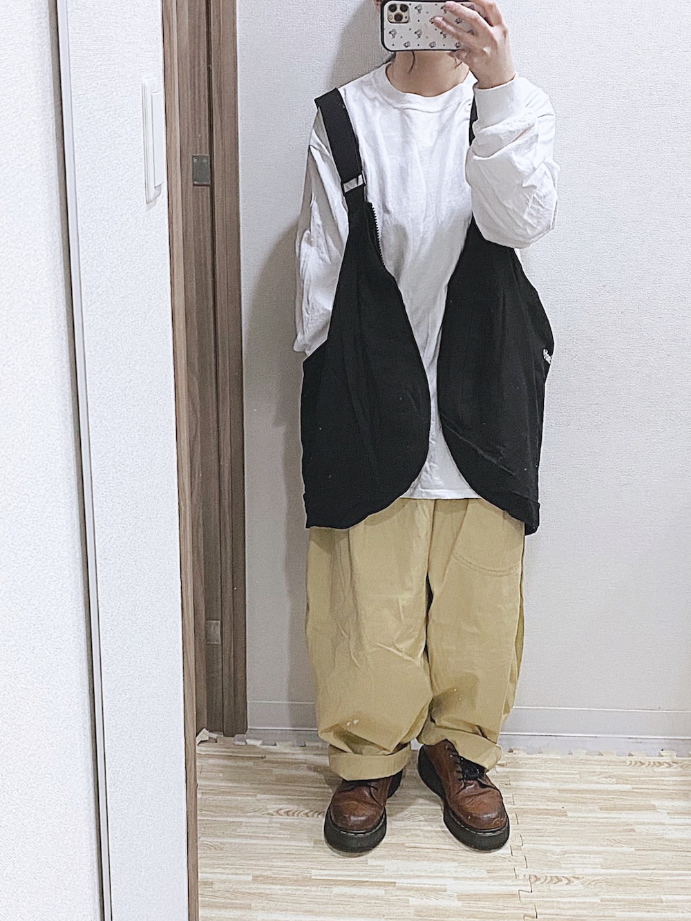 ホワイト系のTシャツ/カットソー、ブラック系のショルダーバッグ、ベージュ系のパンツを着用したレディースの春コーディネートの3枚目の写真