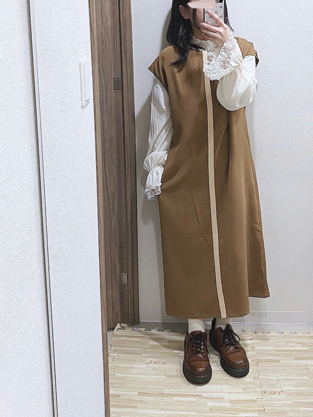 ホワイト系のシャツ/ブラウス、ベージュ系のワンピース、ブラウン系のショルダーバッグを着用したレディースの夏コーディネートの2枚目の写真