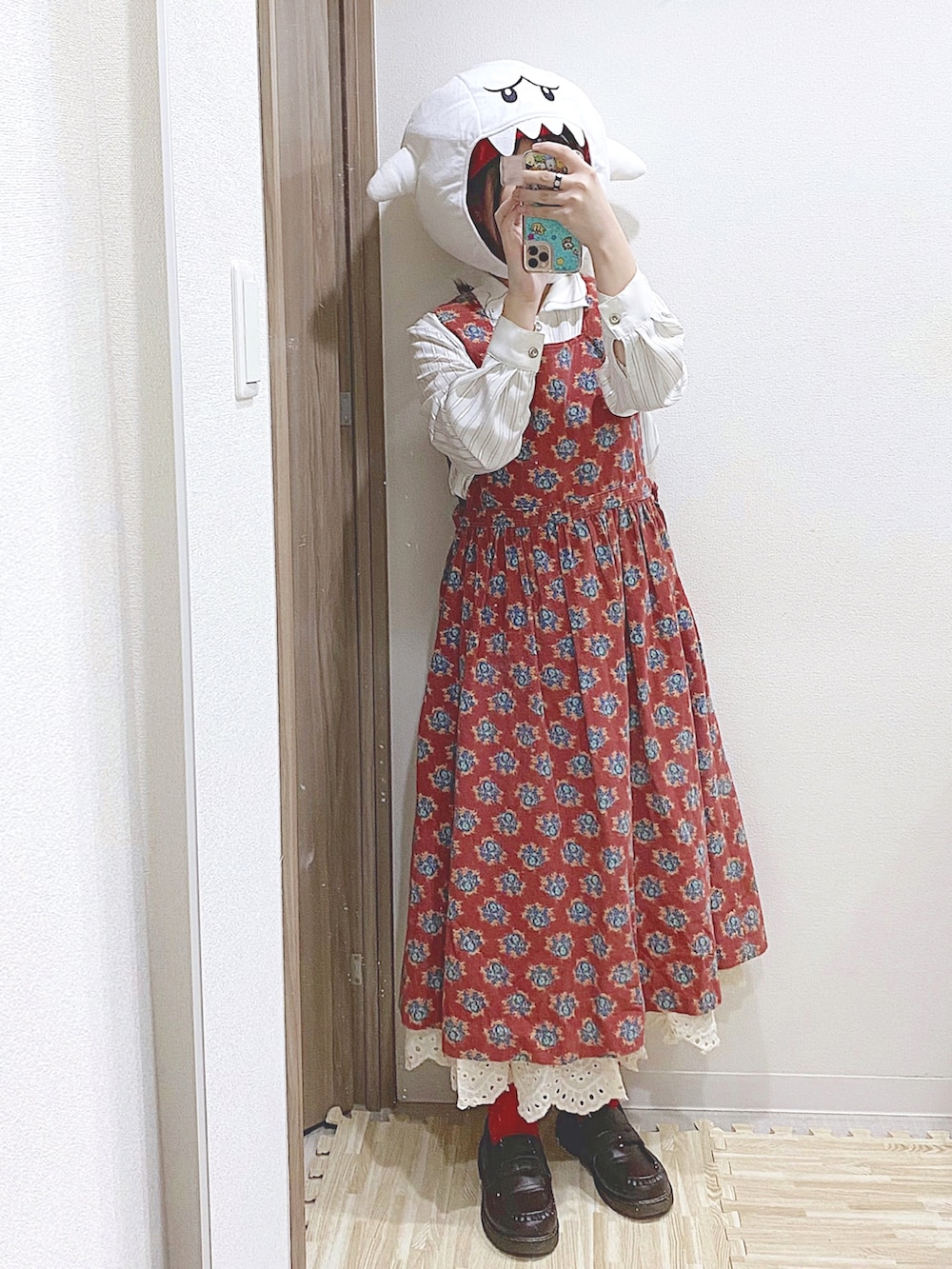 ホワイト系のシャツ/ブラウス、レッド系のジャンパースカート、ブラウン系のローファーを着用したレディースの秋コーディネートの2枚目の写真