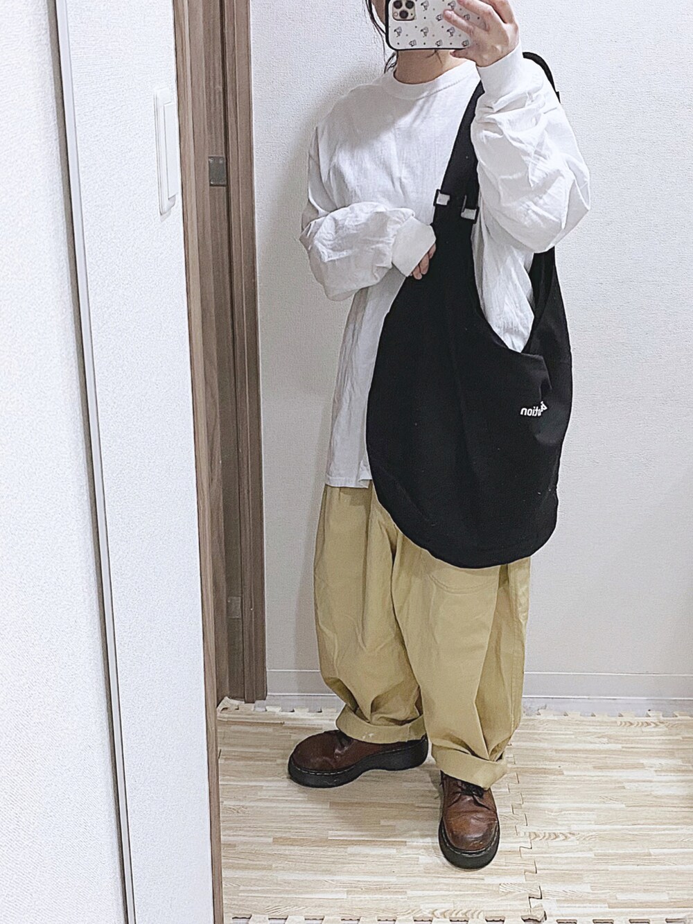 ホワイト系のTシャツ/カットソー、ブラック系のショルダーバッグ、ベージュ系のパンツを着用したレディースの春コーディネートの2枚目の写真