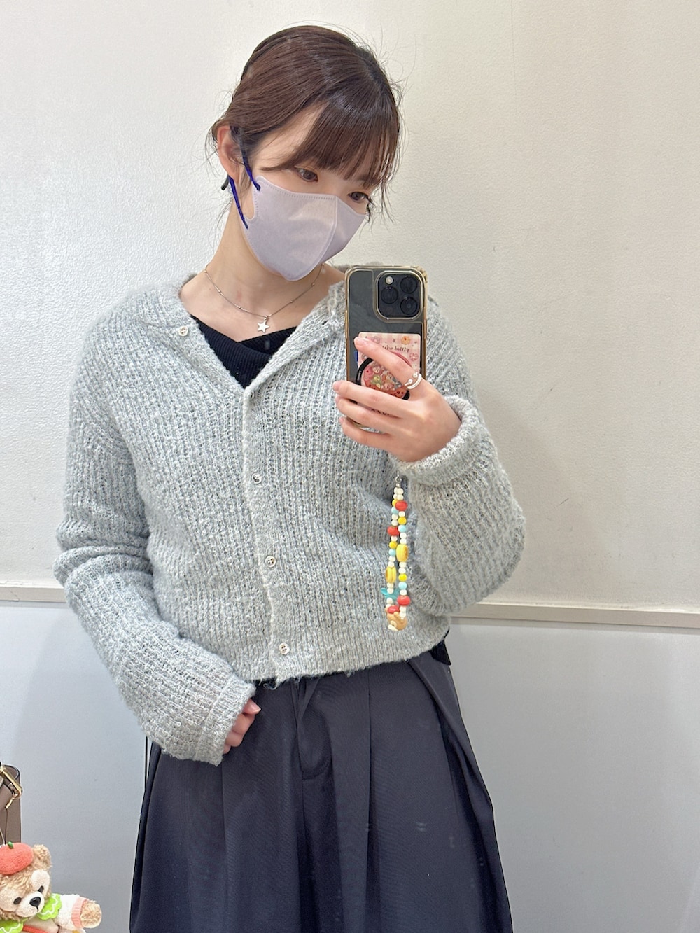 グレー系のスラックス、ブラック系のニット/セーター、グレー系のカーディガン/ボレロを着用したレディースの冬コーディネートの2枚目の写真