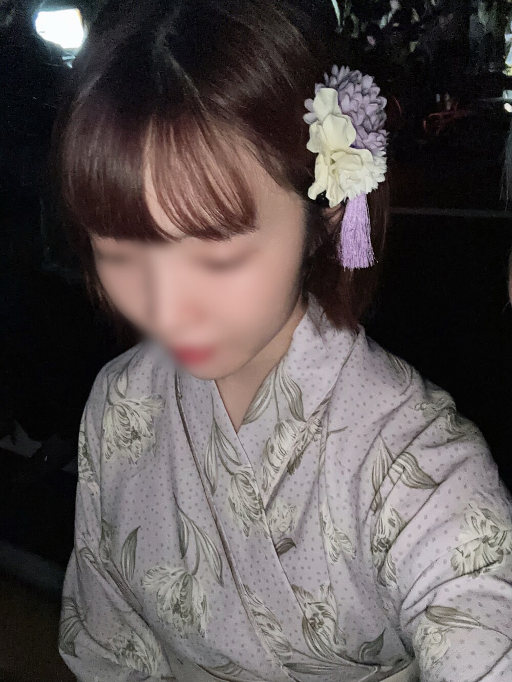 パープル系の浴衣を着用したレディースの夏コーディネートの3枚目の写真