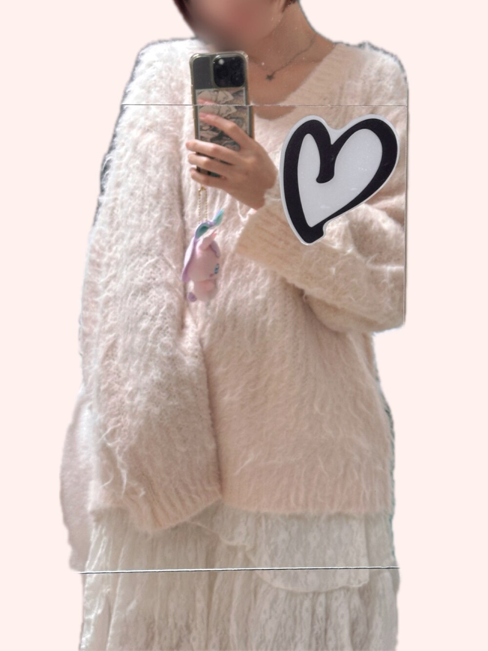 ピンク系のニット/セーター、ホワイト系のスカートを着用したレディースの秋コーディネートの2枚目の写真