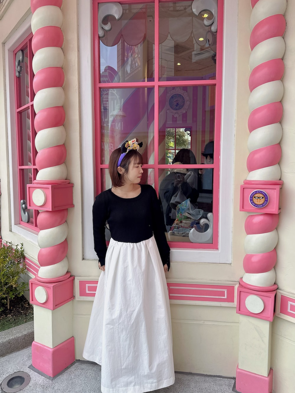 ブラック系のワンピースを着用したレディースの冬コーディネートの2枚目の写真