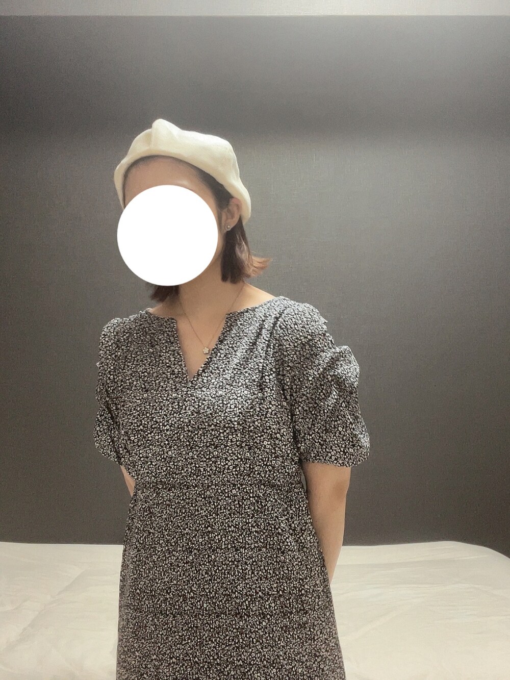 グレー系のワンピース、ホワイト系のハンチング/ベレー帽を着用したレディースの夏コーディネートの2枚目の写真