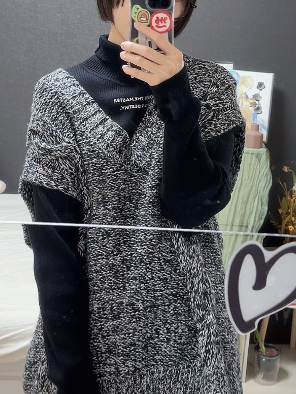 その他のベスト、ブラック系のニット/セーター、ホワイト系のスカートを着用したレディースの秋コーディネートの2枚目の写真