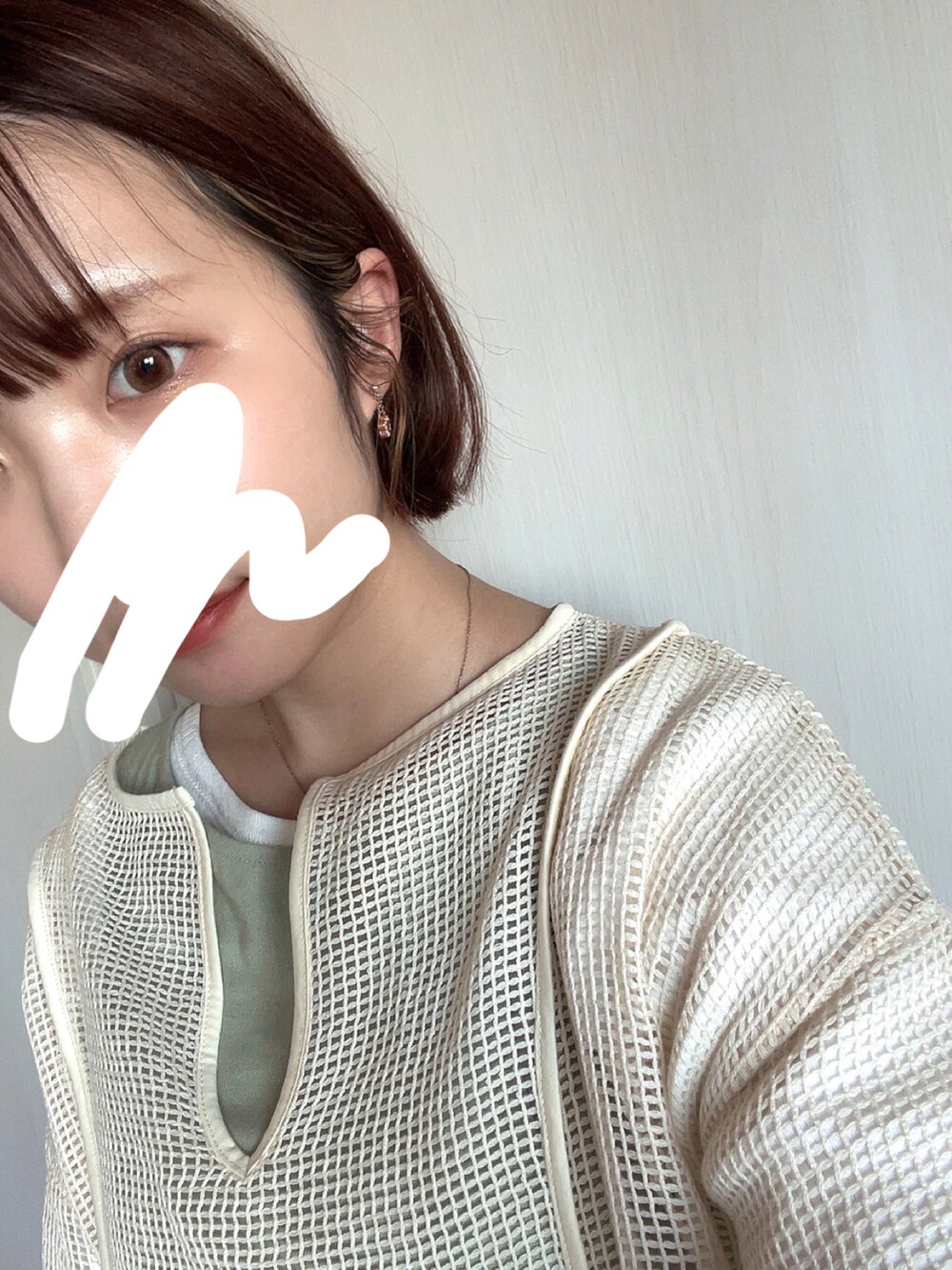 ホワイト系のTシャツ/カットソー、グリーン系のワンピース、ホワイト系のTシャツ/カットソーを着用したレディースの春コーディネートの2枚目の写真