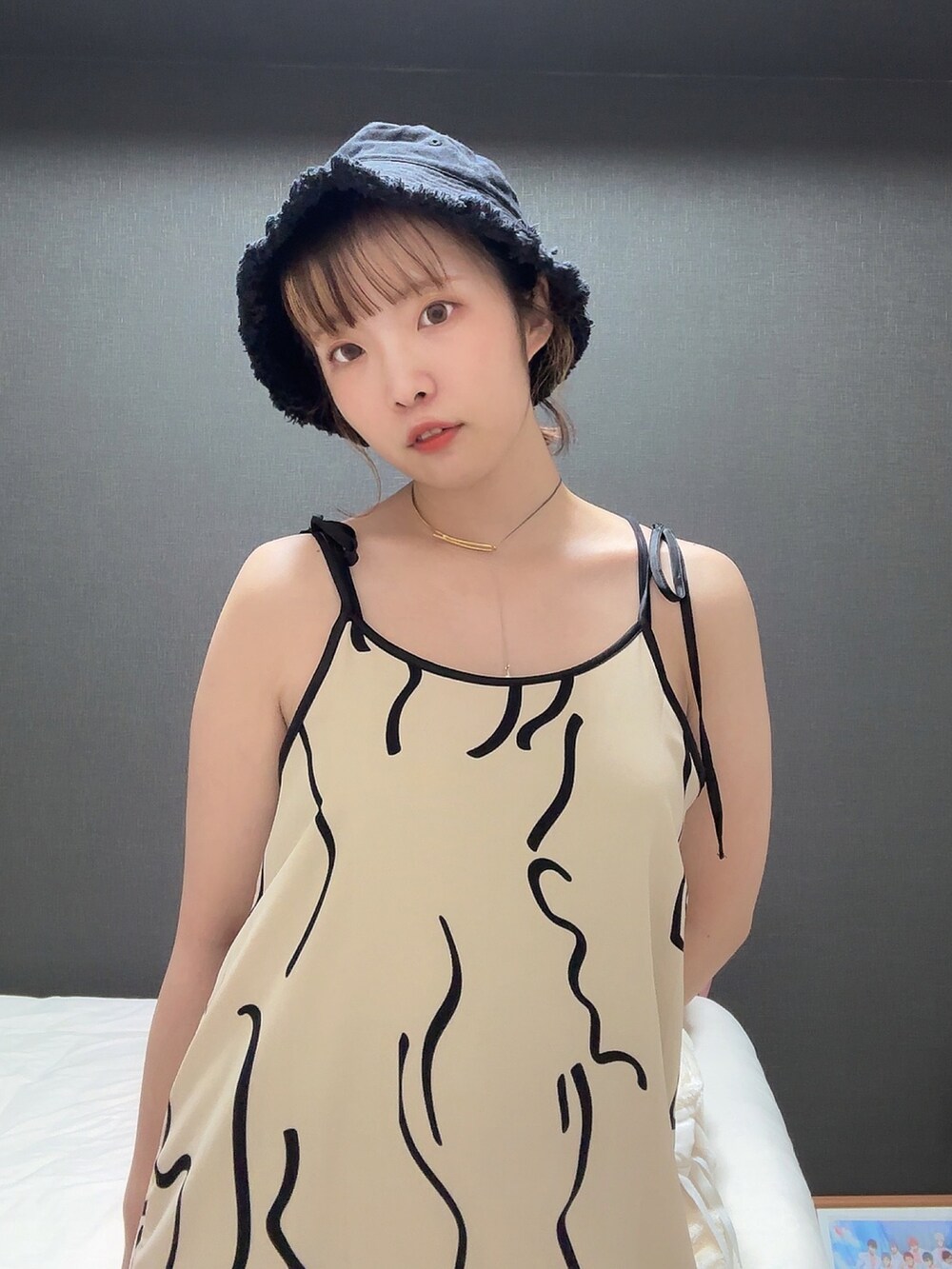 ホワイト系のワンピース、ブラック系のシャツ/ブラウス、その他のチョーカーを着用したレディースの夏コーディネートの2枚目の写真