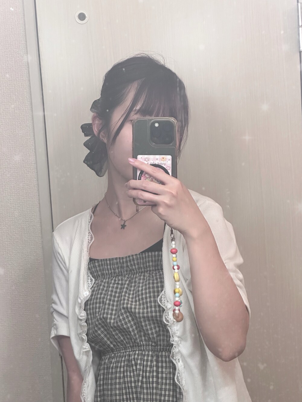 ブラック系のワンピース、ホワイト系のTシャツ/カットソー、シルバー系のネックレスを着用したレディースの春コーディネートの3枚目の写真