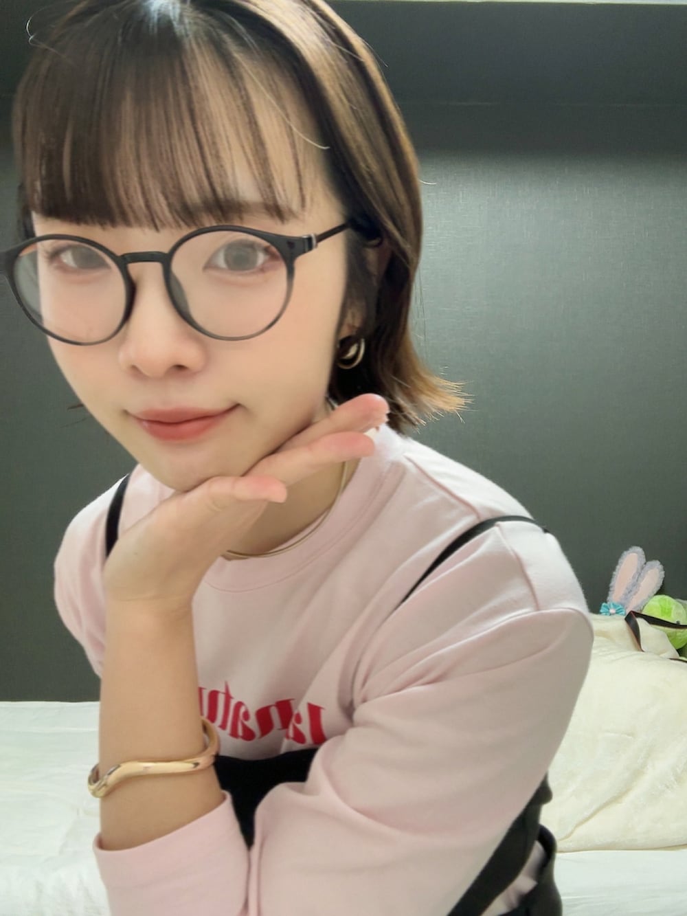 ブラック系のワンピース、ピンク系のTシャツ/カットソーを着用したレディースの春コーディネートの2枚目の写真