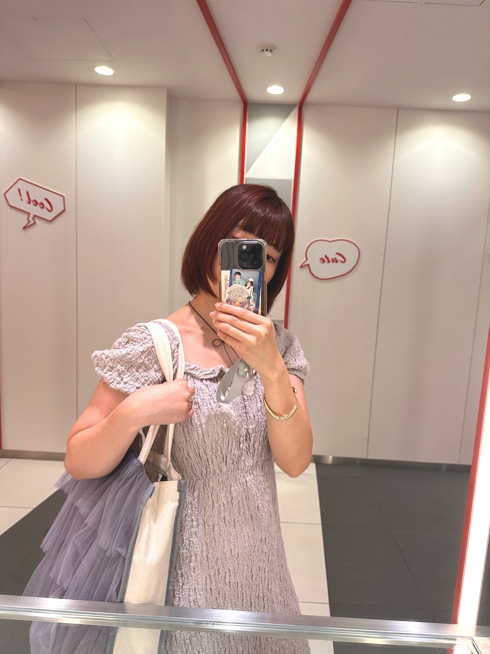 グレー系のワンピース、グレー系のトートバッグを着用したレディースの夏コーディネートの2枚目の写真