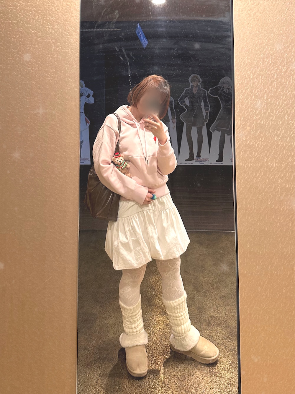 ホワイト系のスカート、ベージュ系のノーカラーコート、ピンク系のパーカーを着用したレディースの冬コーディネートの2枚目の写真