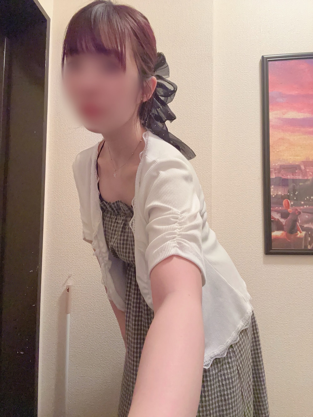 ブラック系のワンピース、ホワイト系のTシャツ/カットソー、シルバー系のネックレスを着用したレディースの春コーディネートの2枚目の写真