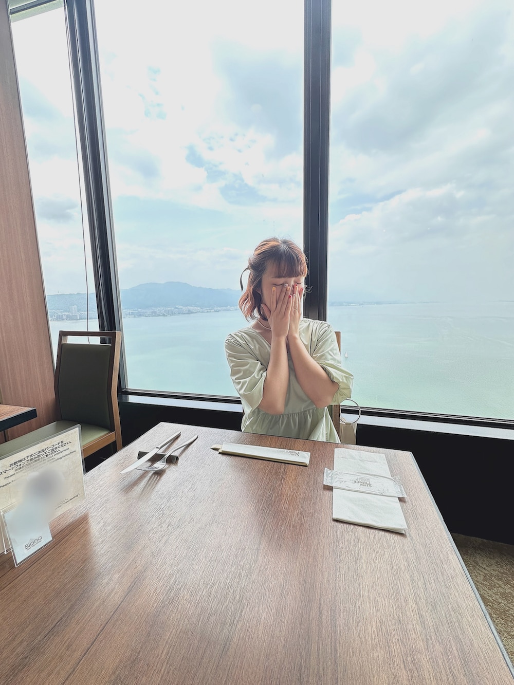 グリーン系のワンピース、ホワイト系のショルダーバッグを着用したレディースの春コーディネートの3枚目の写真