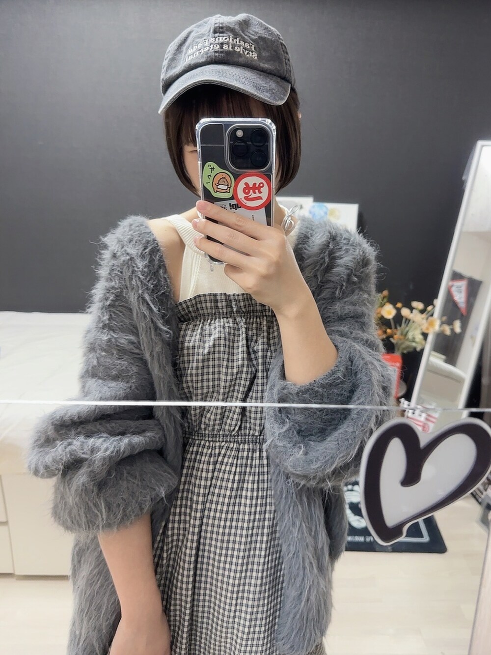 ブラック系のワンピース、ホワイト系のスニーカー、グレー系のカーディガン/ボレロを着用したレディースの秋コーディネートの3枚目の写真