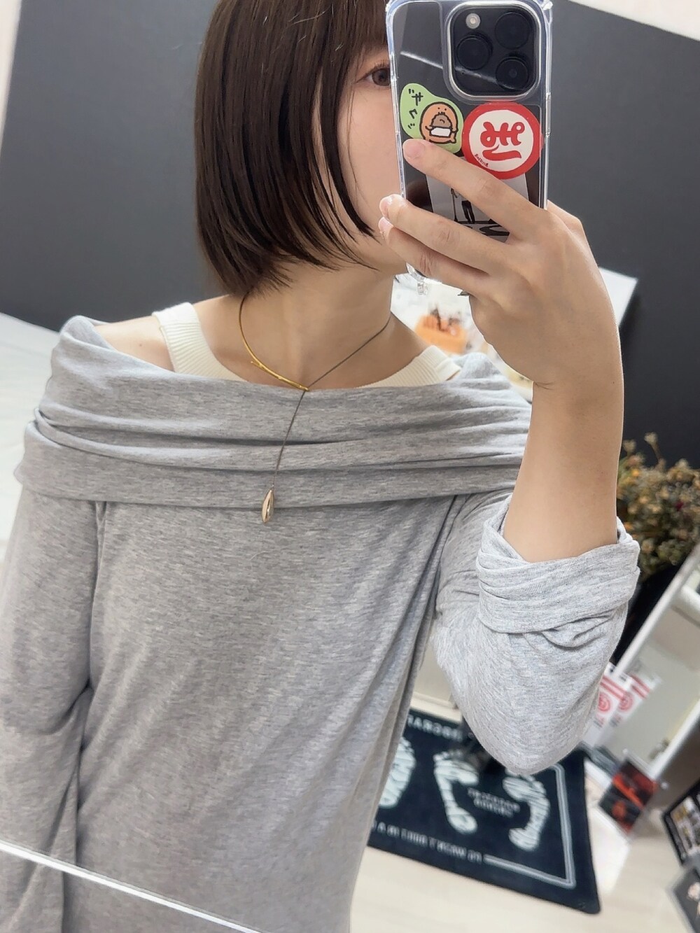 グレー系のワンピース、ホワイト系のタンクトップ、その他のチョーカーを着用したレディースの秋コーディネートの2枚目の写真