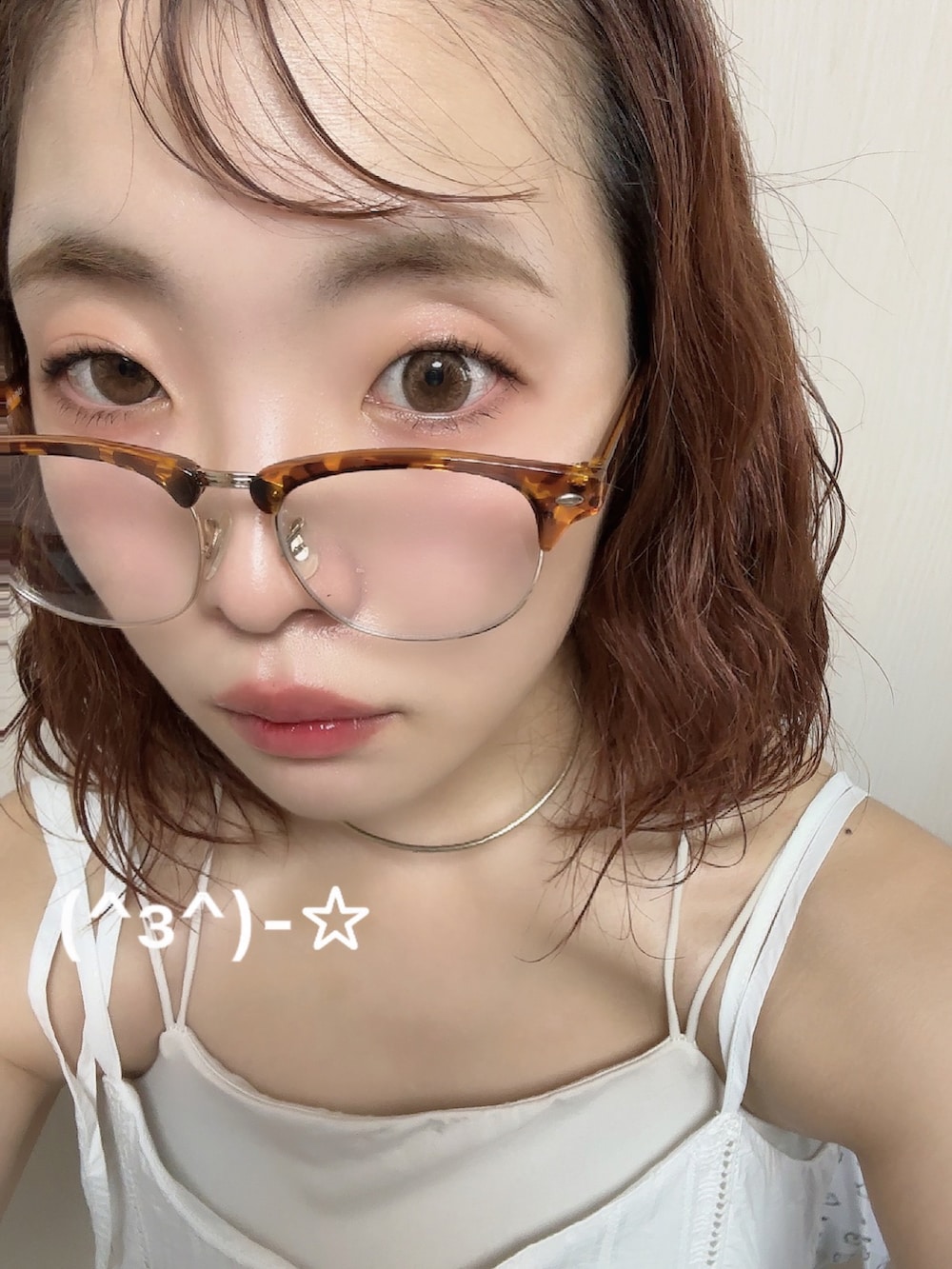 ホワイト系のワンピース、ホワイト系のキャミソール、ブルー系のデニムパンツを着用したレディースの夏コーディネートの3枚目の写真