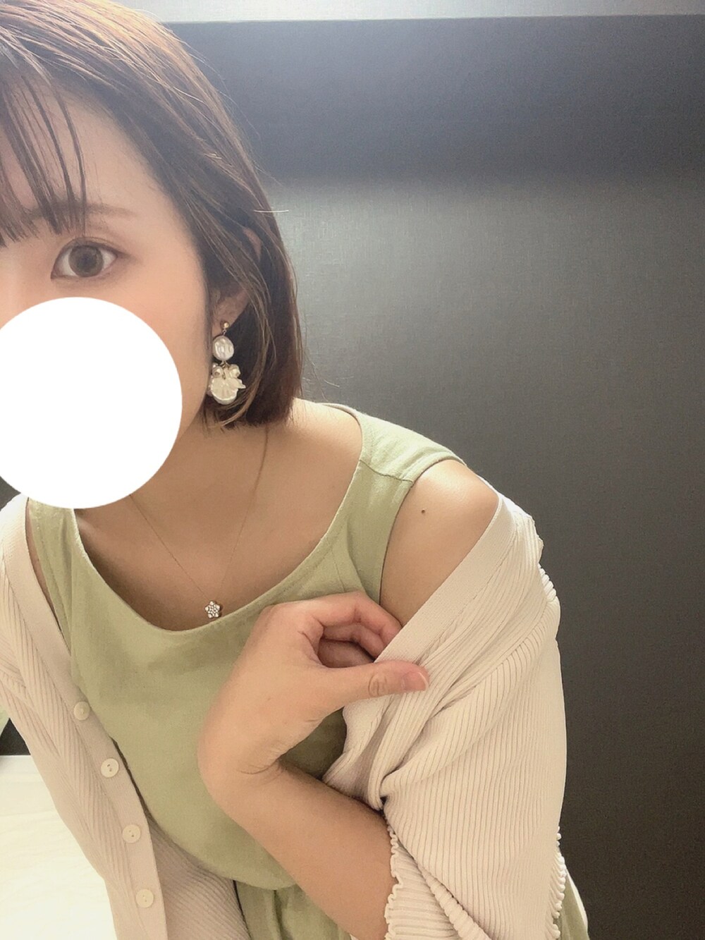 ホワイト系のカーディガン/ボレロ、グリーン系のワンピースを着用したレディースの春コーディネートの3枚目の写真