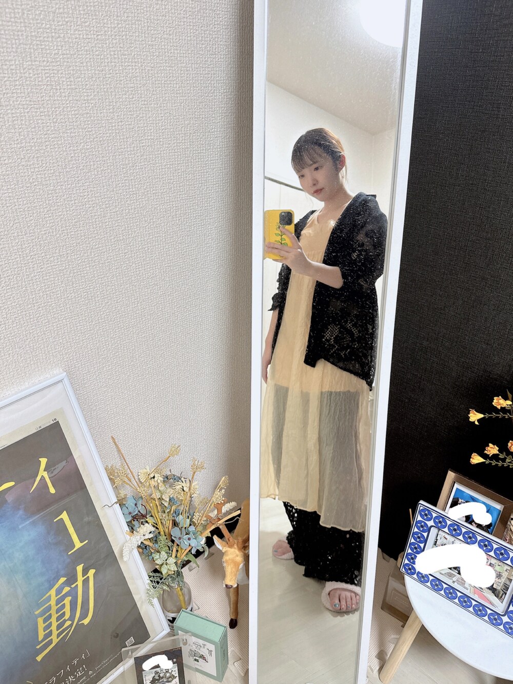 ブラック系のテーラードジャケット、ベージュ系のワンピース/ドレス、その他のチョーカーを着用したレディースの夏コーディネートの2枚目の写真