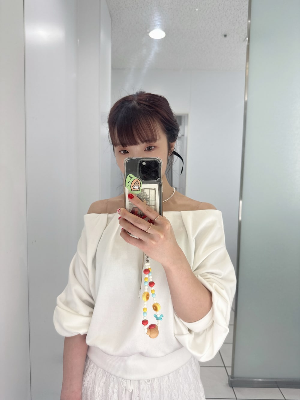 ホワイト系のスウェット、ホワイト系のスカート、ベージュ系のブーツを着用したレディースの春コーディネートの2枚目の写真