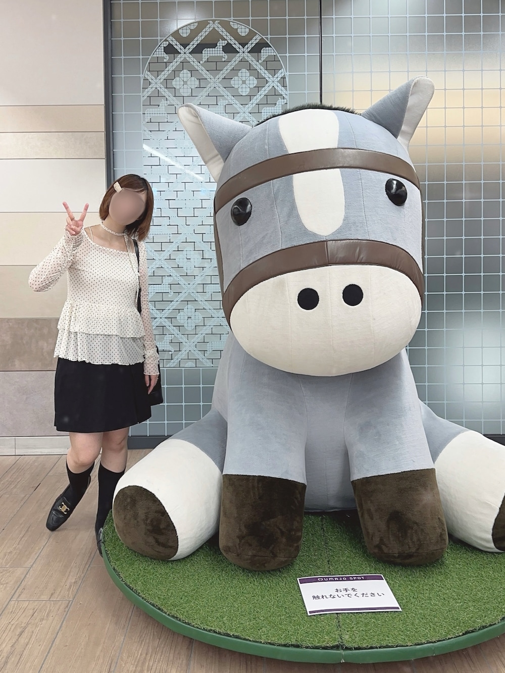 ホワイト系のTシャツ/カットソー、ブラック系のその他パンツ、ブラック系のローファーを着用したレディースの秋コーディネートの3枚目の写真