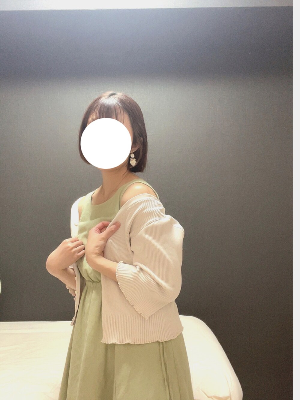 ホワイト系のカーディガン/ボレロ、グリーン系のワンピースを着用したレディースの春コーディネートの2枚目の写真