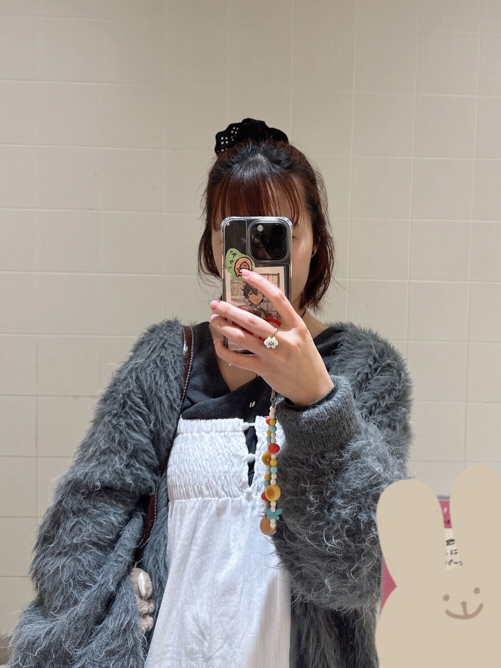 ホワイト系のワンピース、グレー系のニット/セーター、グレー系のスラックスを着用したレディースの春コーディネートの3枚目の写真