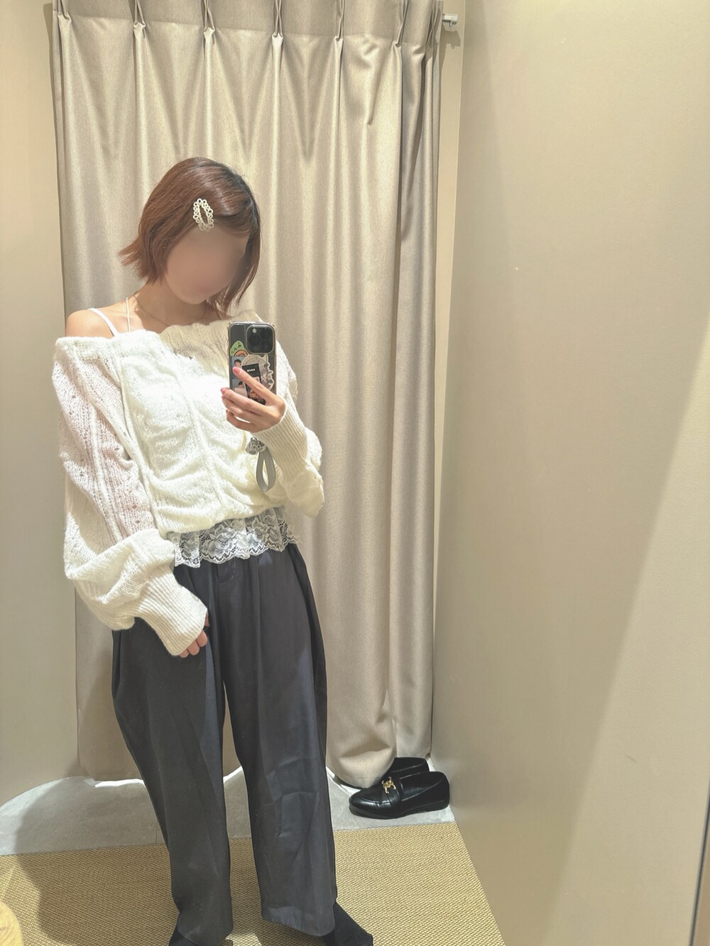 ホワイト系のニット/セーター、ホワイト系のカーディガン/ボレロ、グレー系のスラックスを着用したレディースの秋コーディネートの2枚目の写真