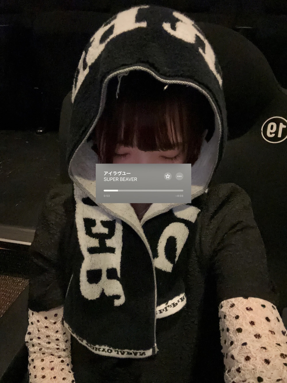 ブラック系のワンピース、ホワイト系のTシャツ/カットソー、イエロー系のパンプスを着用したレディースの春コーディネートの2枚目の写真