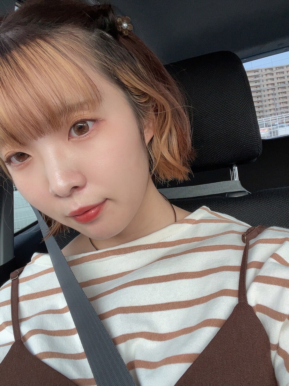 ベージュ系のTシャツ/カットソー、ブラウン系のワンピース、ブラウン系のバレッタ/ヘアクリップを着用したレディースの春コーディネートの2枚目の写真