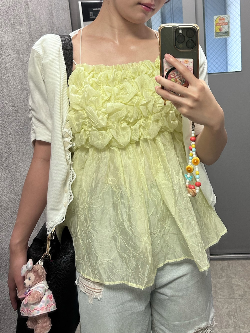 ブルー系のデニムパンツ、イエロー系のシャツ/ブラウス、ホワイト系のTシャツ/カットソーを着用したレディースの夏コーディネートの2枚目の写真