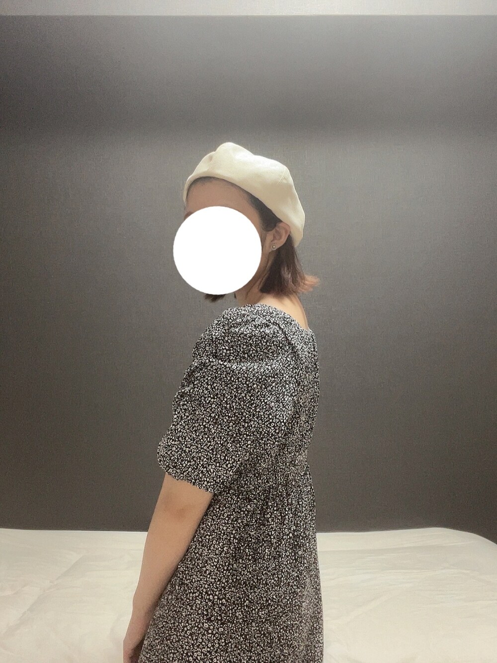 グレー系のワンピース、ホワイト系のハンチング/ベレー帽を着用したレディースの夏コーディネートの3枚目の写真