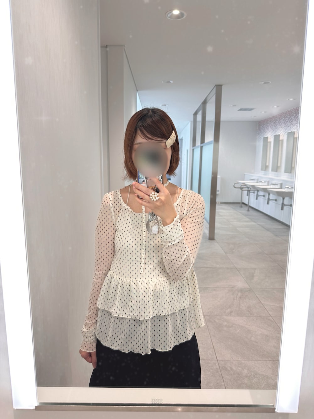 ホワイト系のTシャツ/カットソー、ブラック系のその他パンツ、ブラック系のローファーを着用したレディースの秋コーディネートの2枚目の写真